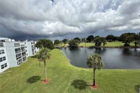 Condo in Margate, Florida, 2 bedrooms  № 2059922 - photo 15
