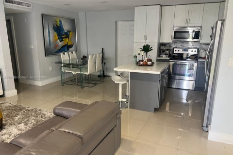 House in Miami, Florida 3 bedrooms, 96.43 sq.m. № 1948299 - photo 6