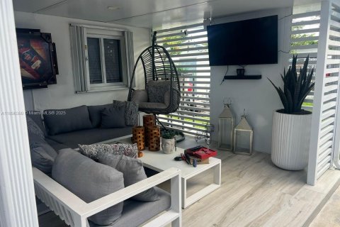 House in Miami, Florida 3 bedrooms, 96.43 sq.m. № 1948299 - photo 24