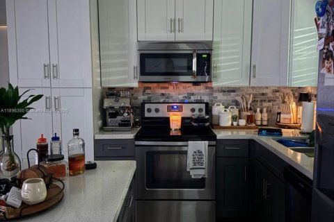 House in Miami, Florida 3 bedrooms, 96.43 sq.m. № 1948299 - photo 5
