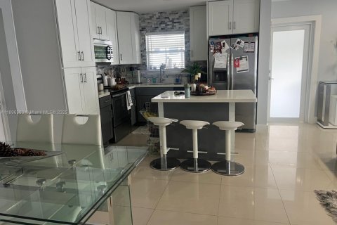 House in Miami, Florida 3 bedrooms, 96.43 sq.m. № 1948299 - photo 7