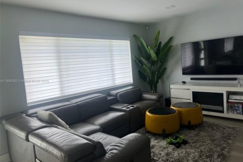 House in Miami, Florida 3 bedrooms, 96.43 sq.m. № 1948299 - photo 4
