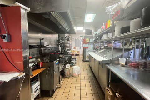 Купить коммерческую недвижимость в Пемброк-Пайнс, Флорида № 2008041 - фото 7