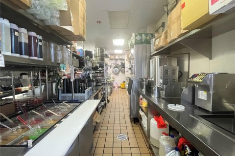 Купить коммерческую недвижимость в Пемброк-Пайнс, Флорида № 2008041 - фото 8