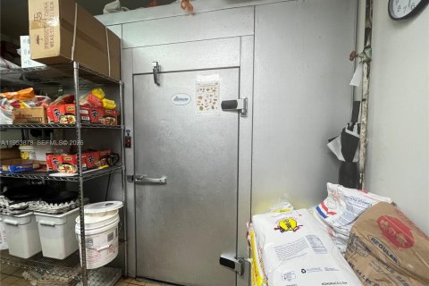 Купить коммерческую недвижимость в Пемброк-Пайнс, Флорида № 2008041 - фото 9