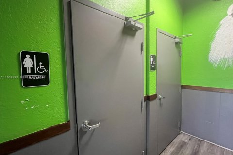 Купить коммерческую недвижимость в Пемброк-Пайнс, Флорида № 2008041 - фото 4