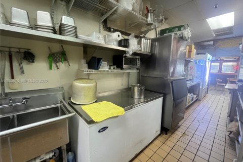 Купить коммерческую недвижимость в Пемброк-Пайнс, Флорида № 2008041 - фото 12