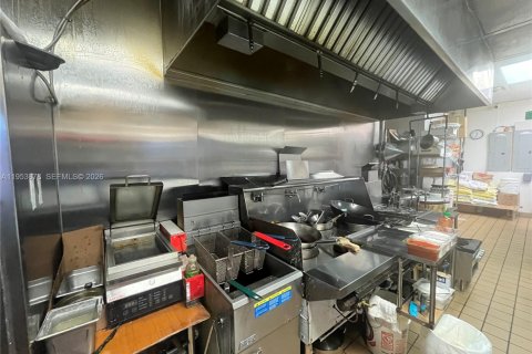 Купить коммерческую недвижимость в Пемброк-Пайнс, Флорида № 2008041 - фото 14