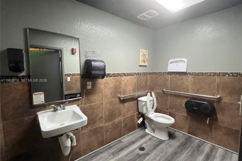 Купить коммерческую недвижимость в Пемброк-Пайнс, Флорида № 2008041 - фото 6