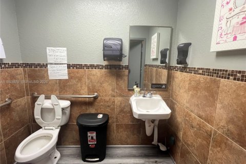 Купить коммерческую недвижимость в Пемброк-Пайнс, Флорида № 2008041 - фото 5