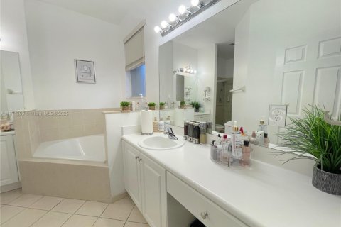 Купить таунхаус в Майами, Флорида 4 спальни, 163.32м2, № 2036358 - фото 11