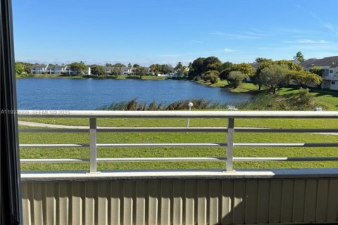 Condominio en alquiler en Oakland Park, Florida, 1 dormitorio, 81.01 m2 № 1992244 - foto 2