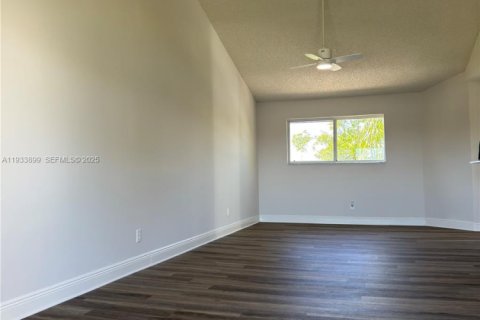 Condominio en alquiler en Oakland Park, Florida, 1 dormitorio, 81.01 m2 № 1992244 - foto 3