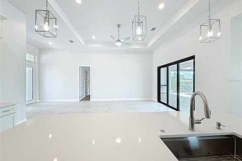 House in Port Charlotte, Florida 3 bedrooms, 200.85 sq.m. № 2141189 - photo 12