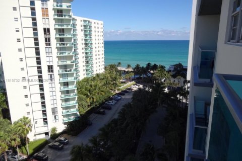 Condo in Hollywood, Florida, 1 bedroom  № 2054180 - photo 27