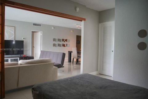 Condo in Hollywood, Florida, 1 bedroom  № 2054180 - photo 20