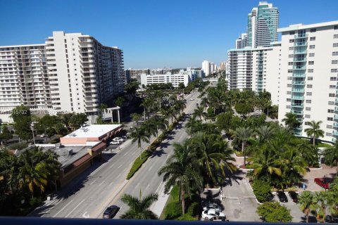 Condo in Hollywood, Florida, 1 bedroom  № 2054180 - photo 25