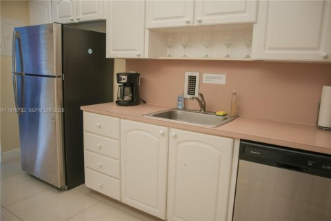 Condo in Hollywood, Florida, 1 bedroom  № 2054180 - photo 12