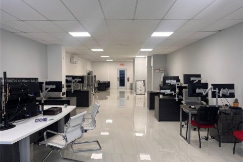 Immobilier commercial à vendre à Miami, Floride № 2018291 - photo 3