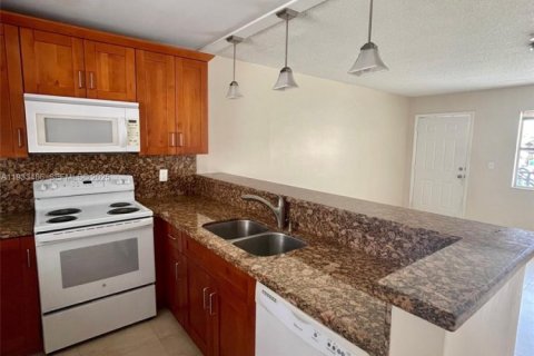 Снять в аренду квартиру в Холливуд, Флорида 1 спальня, 83.61м2, № 1991426 - фото 4