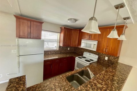 Снять в аренду квартиру в Холливуд, Флорида 1 спальня, 83.61м2, № 1991426 - фото 3