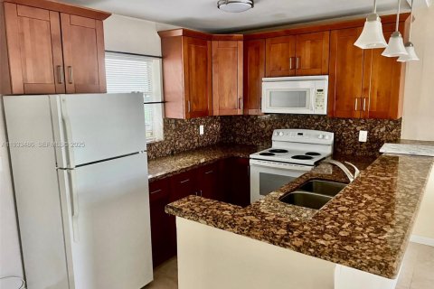 Снять в аренду квартиру в Холливуд, Флорида 1 спальня, 83.61м2, № 1991426 - фото 2