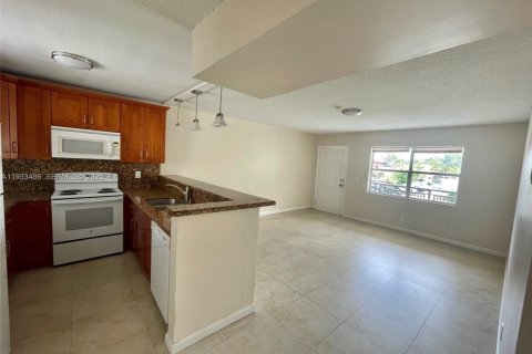 Снять в аренду квартиру в Холливуд, Флорида 1 спальня, 83.61м2, № 1991426 - фото 9