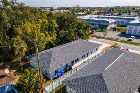 Immobilier commercial à Fort Myers, Floride 217.39 m2 № 2186432