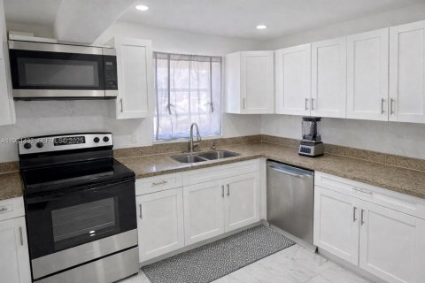 Снять в аренду виллу или дом в Майами-Гарденс, Флорида 4 спальни, 139.35м2, № 1990918 - фото 5