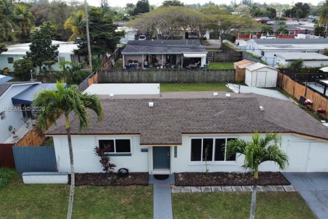 Снять в аренду виллу или дом в Майами, Флорида 3 спальни, 130.62м2, № 1995252 - фото 3