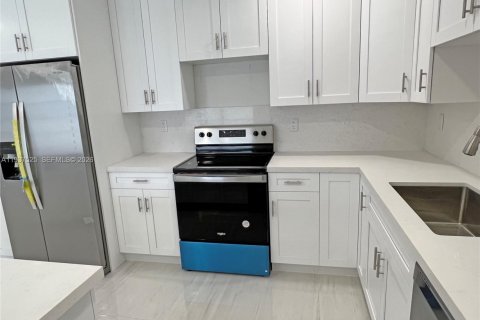 Снять в аренду виллу или дом в Майами, Флорида 3 спальни, 130.62м2, № 1995252 - фото 8