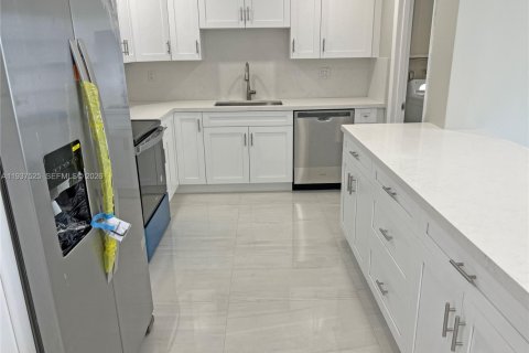 Снять в аренду виллу или дом в Майами, Флорида 3 спальни, 130.62м2, № 1995252 - фото 9