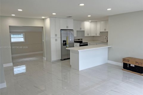 Снять в аренду виллу или дом в Майами, Флорида 3 спальни, 130.62м2, № 1995252 - фото 4