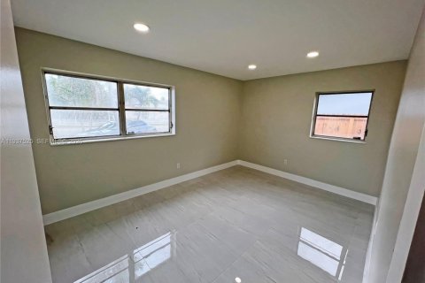 Снять в аренду виллу или дом в Майами, Флорида 3 спальни, 130.62м2, № 1995252 - фото 12