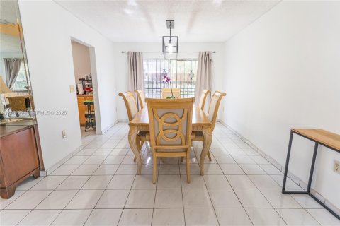 House in Hialeah, Florida 4 bedrooms, 183.95 sq.m. № 2076462 - photo 8