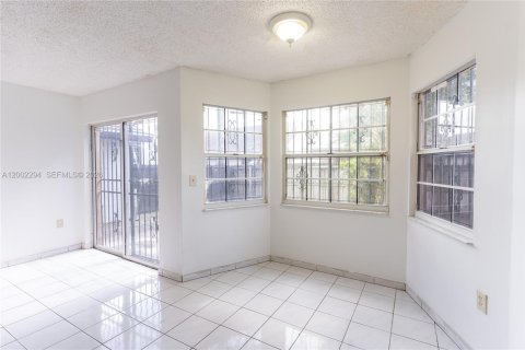 House in Hialeah, Florida 4 bedrooms, 183.95 sq.m. № 2076462 - photo 10