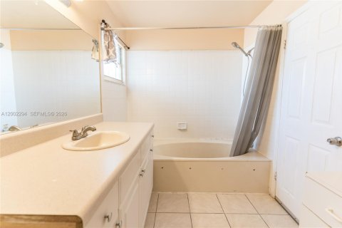 House in Hialeah, Florida 4 bedrooms, 183.95 sq.m. № 2076462 - photo 21