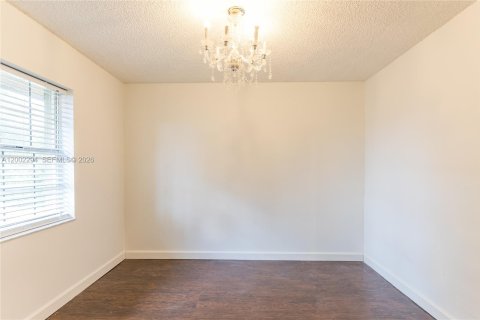 House in Hialeah, Florida 4 bedrooms, 183.95 sq.m. № 2076462 - photo 15