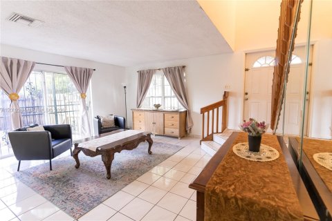 House in Hialeah, Florida 4 bedrooms, 183.95 sq.m. № 2076462 - photo 6