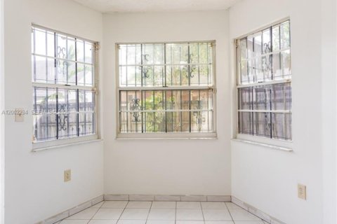 House in Hialeah, Florida 4 bedrooms, 183.95 sq.m. № 2076462 - photo 11