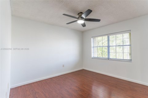 House in Hialeah, Florida 4 bedrooms, 183.95 sq.m. № 2076462 - photo 13