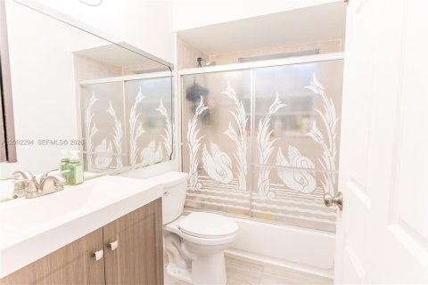 House in Hialeah, Florida 4 bedrooms, 183.95 sq.m. № 2076462 - photo 17