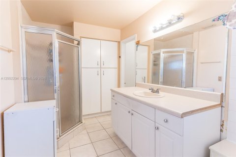 House in Hialeah, Florida 4 bedrooms, 183.95 sq.m. № 2076462 - photo 20