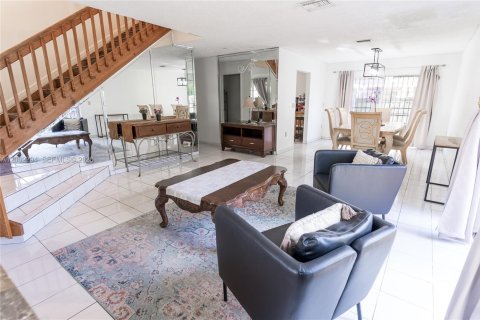 House in Hialeah, Florida 4 bedrooms, 183.95 sq.m. № 2076462 - photo 4