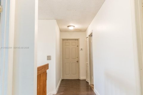 House in Hialeah, Florida 4 bedrooms, 183.95 sq.m. № 2076462 - photo 19