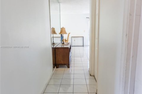 House in Hialeah, Florida 4 bedrooms, 183.95 sq.m. № 2076462 - photo 9
