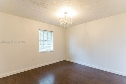 House in Hialeah, Florida 4 bedrooms, 183.95 sq.m. № 2076462 - photo 14