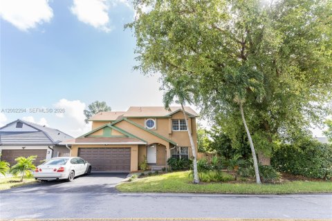 House in Hialeah, Florida 4 bedrooms, 183.95 sq.m. № 2076462 - photo 2