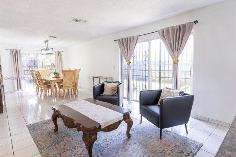 House in Hialeah, Florida 4 bedrooms, 183.95 sq.m. № 2076462 - photo 3