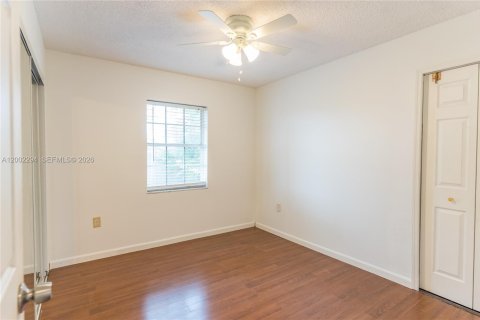 House in Hialeah, Florida 4 bedrooms, 183.95 sq.m. № 2076462 - photo 12